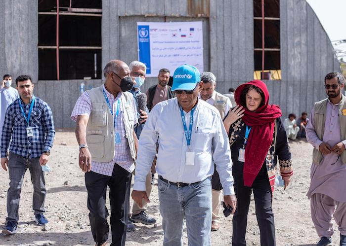UNICEF Representative in Afghanistan, Herve Ludovic de Lys (center) and WFP Afghanistan Country Director Mary-Ellen McGroarty (in red), arrive at a WFP food distribution site in Herat city where more than 1,000 households are provided with food assistance