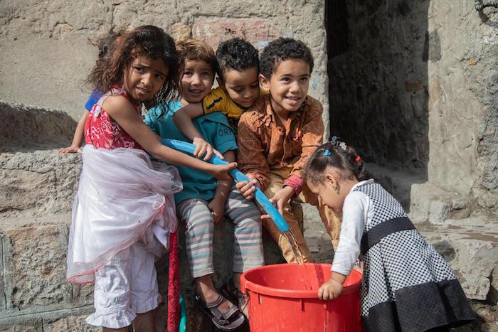 Children fill a pail with safe water in the Al Nusayria neighborhood, Al Mudhaffar district of Taizz&nbsp;governorate, Yemen.