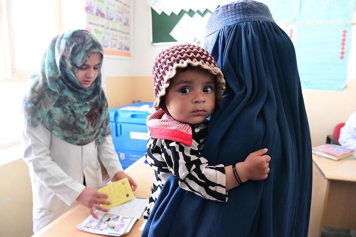 A mother and child visit the UNICEF supported Adam Darmal Clinic in Kandahar, in the southern region of Afghanistan.