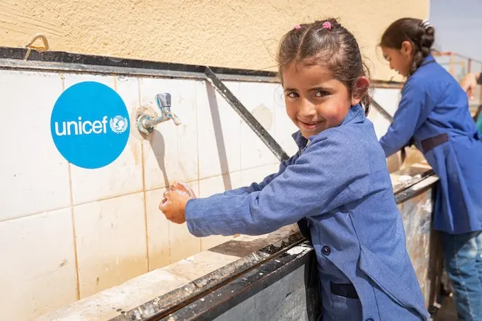 Children in Al Khader primary school in Jordan take part in a handwashing demonstration—one of the cheapest and most e ective ways to curb the spread of COVID-19 and improve sanitation.