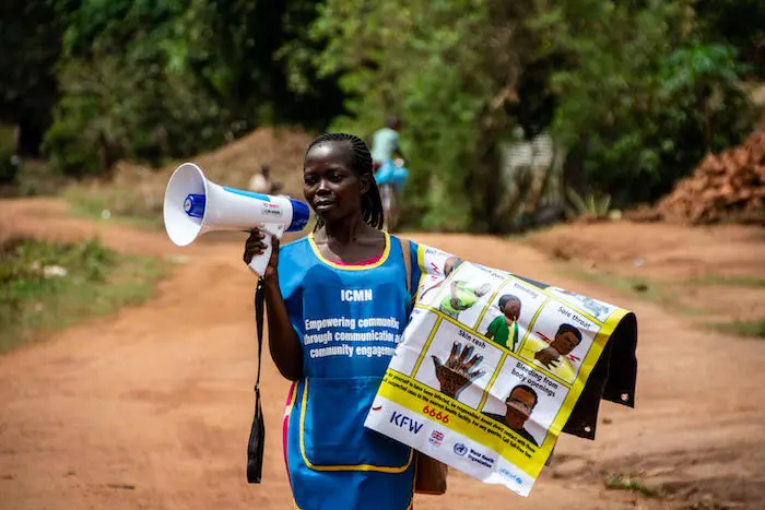 A social mobilizer for UNICEF shares information about COVID-19 prevention in Yambo, South Sudan. A social mobilizer for UNICEF shares information about COVID-19 prevention in Yambo, South Sudan.