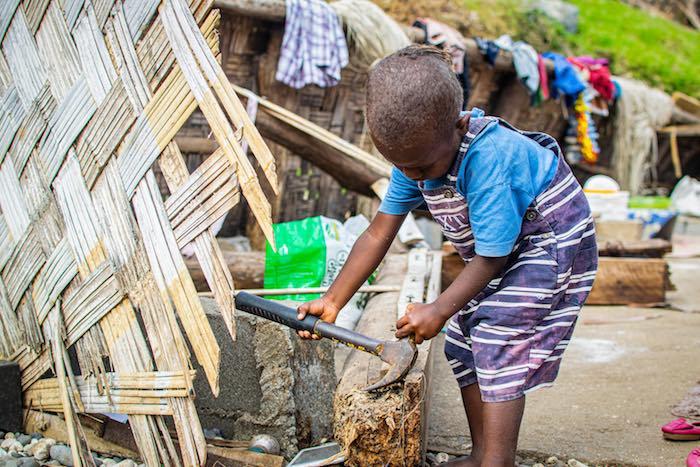 When Tropical Cyclone Harold recently struck the Pacific island nation of Vanuatu with 125 mph winds, as much as 90 percent of the families’ homes and 60 percent of schools were damaged or destroyed in the worst-a ected areas. UNICEF had prepositioned sup
