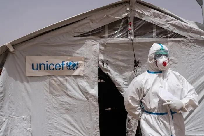 Equipped with a sorting center, these temporary structures aim to strengthen the capacity of the hospital for the treatment of people infected with the virus and are equipped with the necessary medical equipment, including the provision of oxygen concentr