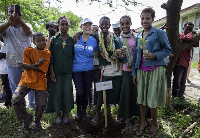 Carol Hamilton making friends in Ethiopia with UNICEF. © UNICEF USA