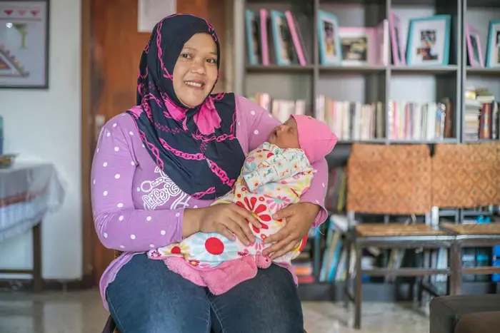 Lina, 27 and her daughter Laticia, 20 days. &ldquo;I had contractions at 7 months and was very nervous, &ldquo; says Lina. Widyani referred her to a gynecologist where she was prescribed medication to prevent premature birth and improve fetal health. Lina continued h