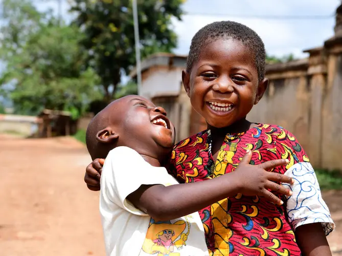 Two friends share a laugh in Korhogo, in the North of C&ocirc;te d&rsquo;Ivoire.