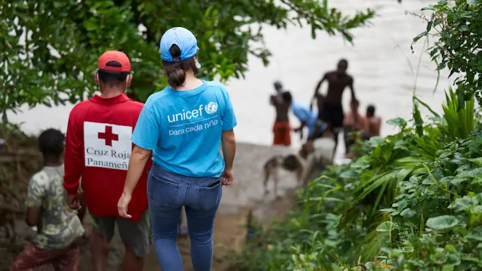 Margarita Sánchez from UNICEF and&nbsp;Arsenio Ballester, a water specialist with a UNICEF partner agency, approach the Chucunaque River to collect water to be purified and then provided to migrant families for drinking.