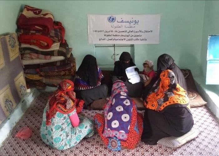 A UNICEF-supported health worker meets with women in Aden, Yemen to explain the importance of immunizing themselves and their children against preventable diseases..