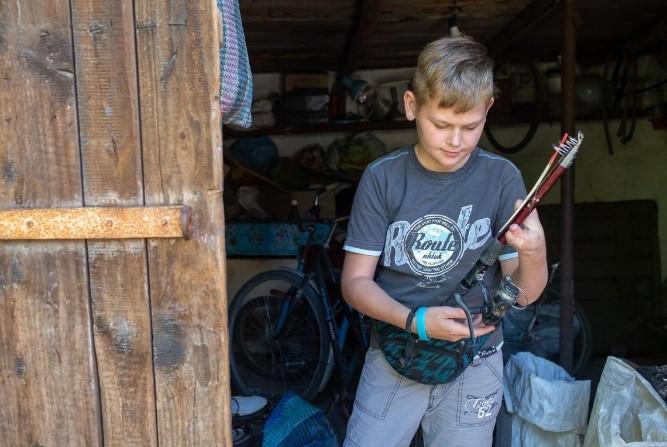 In Ukraine, Sasha unwittingly brought home a cartridge he had found outside. It exploded in Sasha’s hand, tearing off his fingers. Since the conflict began in 2014, at least 172 children have been killed or injured by mines and other ordnance in eastern Ukraine. Around 430,000 children currently live in the region, one of the most heavily mined in the world. ©UNICEF/2019/Fillipov
