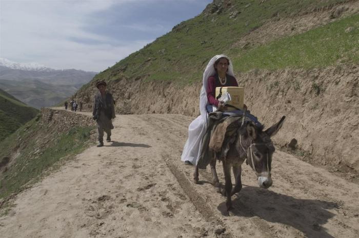 Najeeba Ahmadjan travels great distances by donkey to reach vaccination sites in Afghanistan, one of the 18 countries in which UNICEF and partners are working hard to eliminate MNT.