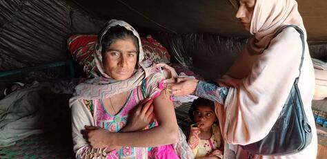 A pregnant woman is vaccinated against maternal and neonatal tetanus (MNT) by a UNICEF-supported Lady Health Care Worker in Pakistan.